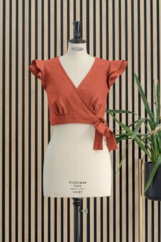 Elevate your wardrobe with this exquisite Terra Cotta V-Neck Crop Top, a symbol of timeless elegance and artisan craftsmanship. 🌿 Crafted with high-quality fabric, this piece boasts a flattering V-neck that exudes sophistication, while the side tie closure adds a chic, adjustable touch. The playful ruffle sleeves infuse a sense of romantic flair, perfect for any occasion. 💃 Elegant Design: The V-neck cut enhances the neckline, offering a classic yet contemporary look. 🎀 Tie Closure: A stylish Fitted Cotton V-neck Wrap Top, Summer Cotton V-neck Wrap Top, Style Vert, Easy Diy Clothes, Simple Tank Tops, Casual Tie, Cropped Tops, Top Summer, Neck Crop Top