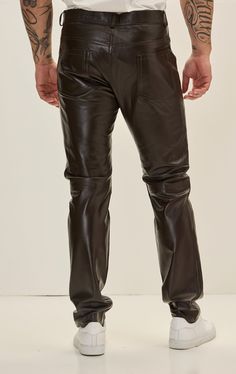 Los pantalones de cuero tienen la misma construcción de cinco bolsillos y remaches que los jeans clásicos. Se cortan delgadas de cuero suave y flexible de piel de cordero negro y se alinean a través de las rodillas para un ajuste cómodo.  Hecho en Turquía  %100% cuero  Estilo # 2475  Fiel al tamaño. Toma tu talla normal.  Slim - Corte recto  El modelo Fit lleva un 41, sus medidas: cofre 38 "/ cuello 15.5" / altura 6'0 "/ peso 155lbs. Fitted Brown Jeans With Welt Pockets, Fitted Leather Pants With Pockets Straight Leg, Fitted Leather Straight Pants With Five Pockets, Fitted Straight Leg Leather Pants With Pockets, Fitted Straight Leather Pants With Five Pockets, Fall Bottoms With Button Closure And Standard Cut Leg, Fitted Leather Pants With Tapered Leg And Pockets, Fitted Leather Bottoms With Hip Pockets, Fitted Leather Pants With Belt Loops And Tapered Leg