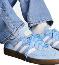 Adidas Spezial Light Blue Outfit, Adidas Spezial Light Blue, Adidas Handball Spezial Blue, Light Blue Sneakers Outfit, Adidas Spezial Blue Outfit, Adidas Handball Spezial Outfit, Handball Spezial Blue, Adidas Spezial Blue, Pose 28