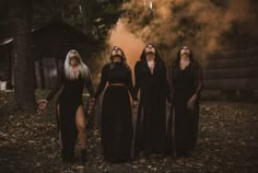 Horror Movie Photoshoot Friends, Sister Witch Photoshoot, Cemetery Photoshoot Friends, Witch Coven Photo Shoot, Halloween Witch Photoshoot Women, Witch Photoshoot Props, Witch Themed Photoshoot, Witch Photoshoot Outfit