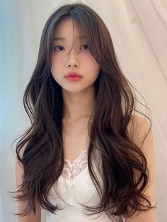 Korean perm: long wavy hair with curtain bangs Korean Haircut Long, Gelled Hairstyles, Long Hair Perm, Women's Hairstyles