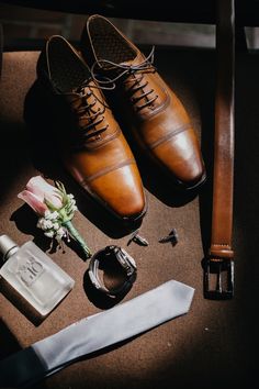 the groom's accessories are laid out on the floor