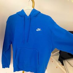 Royal blue nike hoodie, Size medium Nike Sweatshirt Outfit, Nike Hoodie Outfit, Nike Hoodies For Women, Blue Nike Hoodie, Nike Jumper, Cute Nike Outfits, Jersey Nike, Hoodie Aesthetic, Summer Outfits For Teens