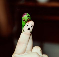 a finger with a face painted on it and the words, the walking deads