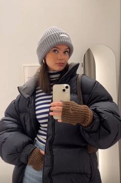 Puffer Jacket Outfit Oversized, Winter Jacket Aesthetic, Cold Outfit Ideas, Winter Outfits Puffer Jacket, Hat Winter Outfit, Women Puffer Jacket, Best Puffer Jacket, Cold Outfit, Puffer Jacket Outfit