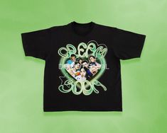 a t - shirt with an image of the cast of glee on it is displayed against a green background