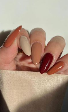 The best September nails and September nail designs for this fall Fall Nail Colors 2022, Nail Colors 2022, Brown Nail Designs, Nail Designs For Fall, Nail Almond, Nail 2022, Nail Fall, Different Color Nails, Sunset Nails