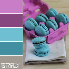 there is a color scheme with macaroons in the box and on the napkin