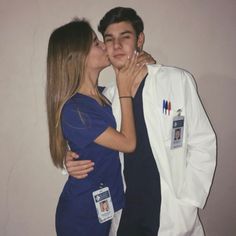 a man and woman kissing each other in front of a wall with the caption'queriata ta assm com peso que sesa que el gou e gusto?