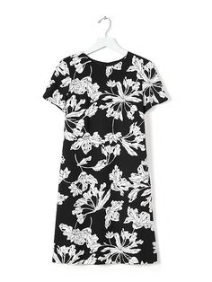 product photo Work Suits, Latest Shoes, Modern Outfits, Shoe Style, Dress Shirts, T Shirt Dress, Tshirt Dress, Banana Republic, Floral Tops