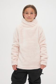 The Hazel Fleece is made with 75% recycled high-pile soft polyester fleece. Available in soft colours, its roomy single-layer collar provides extra comfort and warmth. Great for casual wear or as a mid-layer on the slopes. Snow Girl, Snow Outfit, Girls Fleece, Snow Jacket, Soft Colors, Casual Wear, Collar, How To Wear