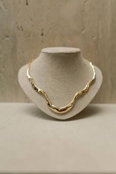 Choker Aro Rígido orgânico no banho de ouro 18k.