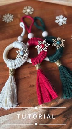 Simple Diy Christmas Decor, Ornaments With Yarn, Makramee Christmas, Diy Macrame Christmas Ornaments, Small Macrame Projects, Macrame Christmas Ornaments, Dolls Handmade Diy, Small Macrame Wall Hanging, Christmas Decorations Cheap