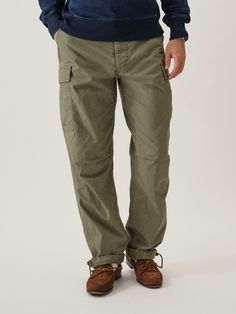 Military-inspired cargo pants in lightweight cotton poplin. | Buck Mason Men's Parachute Poplin Jungle Cargo Pants in Tanker Green Venice Wash, Size 38 | Cotton Jefferson White, Buck Mason, Vintage Military, Military Inspired, Cargo Pant, Mens Spring, Suit Shop, Men Winter, Men's Style