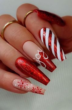 Christmas Nails 2022, Nail Noel, Festive Holiday Nails, Nail Art Simple, Candy Cane Nails, Red Christmas Nails, Cute Christmas Nails, Nails 2022