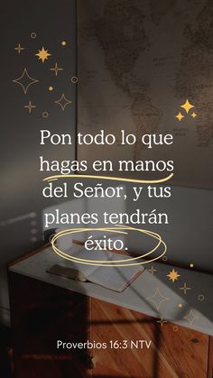 a desk with a map on the wall and a quote above it that says, pon todo lo que hagas en manos del seniory tus