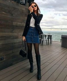 Sais rodada com camiseta da Vic jaqueta de couro Fashionable Work Outfits, Winter Business Outfits, Quotes Gym, Rok Outfit, Fashionable Work Outfit, Denim Skirt Outfits, Winter Skirt Outfit, Trendy Outfits Winter, Work Dresses