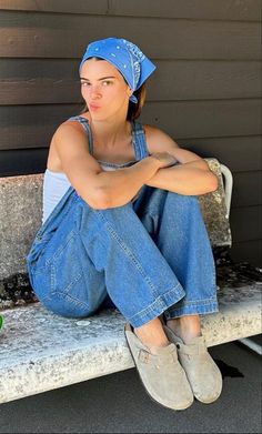 Overalls Aesthetic, Farm Girl Outfits, Traje Cowgirl, Country Outfits Women, Miley Stewart, Camila Morrone, Farm Clothes, Looks Country, Cowboy Outfits