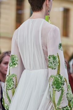 Singer Fashion, Julien Macdonald, Embroidery Designs Fashion, Valentino Rockstud, Fashion Design Clothes, Fashion 2020, Mode Vintage, Vogue Paris, Couture Collection