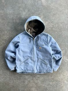 Winter Coats Aesthetic, Light Blue Jacket Outfit, Carhartt Jacket Outfit Woman, Cute Winter Jackets, Carhartt Women Outfits, Winter Coats Outfits, Winter Outfits Cozy, Carhartt Jacket Outfit, Utah Outfits