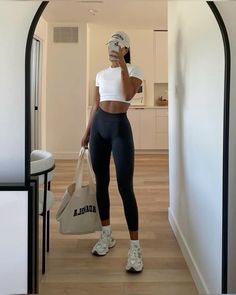 #athletics #gymoutfit #gymlife Gymwear Outfits, Look Legging, Fitness Wear Outfits, Cute Gym Outfits, Pastel Outfit, Gym Fits, Fitness Inspiration Body, Legging Outfits, Looks Street Style