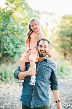 Father Daughter Poses, Father Daughter Photography, Family Picture Poses, Family Photo Pose, Fall Family Photos, Foto Poses