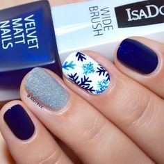 Frozen Snowflakes Christmas Nails ★ Velvet Nails, Holiday Nail, Super Nails, Winter Nail Designs, Trendy Nail Design, Xmas Nails