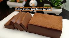 there is a piece of chocolate cake on the white plate and it says pudding brownie super lenbui don't break