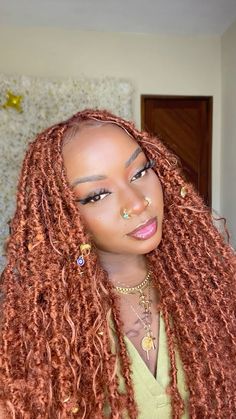 #gingerlocs #locs #butterflylocs #ruivo #dreadsruivo Ginger Butterfly Locs Long, Ginger Fox Locs, Ginger Soft Locs With Curls, Short Butterfly Locs With Color Ginger, Ginger Boho Faux Locs, Burnt Orange Locs, Ginger Butterfly Locs, Ginger Soft Locs, Ginger Locs Black Women