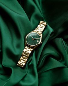 Gold Green Watch, Gold Watches Women Jewellery, Gold Product Photography, Jewelry Product Shots Ideas, Golden Watch Women, Watch Product Photography, Super Bowl Rings, Golden Watch, Jewelry Product Shots