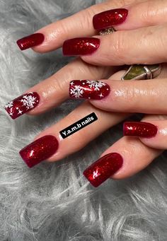 Red Sparkly Christmas Nails, Pink And Red Christmas Nails, Flower Acrylic Nails, Sparkly Christmas Nails, Dark Color Nails, Nails Xmas, Nail Artwork, Decorative Nails