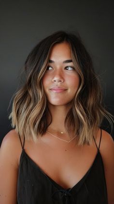 Short Hair Color Ideas Balayage, Blond Balayage On Brown Hair Medium Length, Balayage Medium Length Hair Brunettes, Brunette Balayage Hair Money Piece, Medium Summer Hair, Fall Burnett Hair Color, Lived In Brown Balayage, Face Highlights Hair, Minimal Balayage