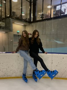 Cute Outfits For Snowy Weather, Skating Outfit Aesthetic, Outfit For Ice Skating With Friends, Christmas Photos To Recreate, Iceskating Friends Outfits, Ice Skating Aesthetic Outfit Friends, Cute Ice Skating Outfit With Friends, Skating Pictures With Friends, Ice Skating Poses With Friends