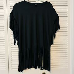 Shein Curve New Without Tags And Never Worn Ladies Black Short Sleeve Top With Fringe Embellishment At Sleeves And Bottom Hem. Pullover Style In Beautiful Soft Fabric. Measures Approximately 23” Pit To Pit. Length Of Top Is 30” Which Includes 10” Fringe At Hem. 95% Polyester And 5” Spandex. Trendy Style Top To Dress Up Or Down. Hand Wash On Cold Gentle To Preserve Beauty Of Fringe. Casual Black Fringe Tops, Casual Fringe Tops For Night Out, Black Fringe Top For Night Out, Tops Shein, Womens Black Shorts, Shein Tops, Trendy Style, Short Sleeve Top, Black Shorts