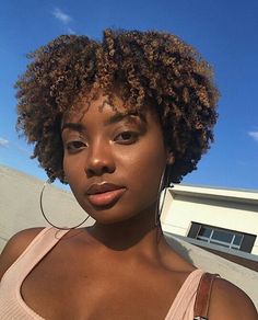 Brown Highlights 4c Hair, Highlights Afro Hair 4c, Highlights On 4c Hair, 4c Natural Hair Dyed Brown Short, Dyed Afro Hair 4c Blonde, Coily Natural Hair, Big Afro Hair Aesthetic, 4b Hair