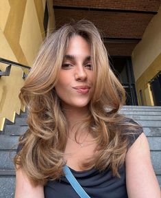 90s Blowout Hair With Highlights, Light Brown Hair With Highlights Caramel Honey Brunettes, Latina With Blonde Hair, Medium Brown Hair Blowout, Honey Blonde Blowout, Dark Blonde Blowout, Honey Blonde Hair On Latinas, 90s Blowout Hair Long Brown, Hair Color For Hazel Eyes