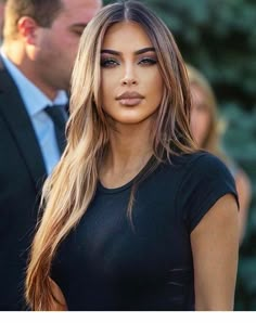 Kim Kardashian Hair, Rambut Brunette, Kardashian Hair, Makeup Tip, Brown Hair Balayage, Brown Blonde Hair, Hair Inspiration Color, Kim K, Light Hair