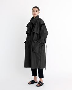 Packable Rain Trench - SS24 - Black Black Raincoat Outfit, Raincoat Aesthetic, Rains Raincoat, Black Rain Coat, Hood Cape, Rain Fashion, Raincoat Outfit, Black Raincoat, Rain Cape