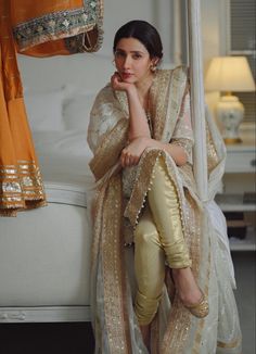 Mahira Khan Wedding, Gown Cinderella, Mahira Khan Dresses, Dresses Curvy, Mahira Khan, Boutique Dress Designs, Dress Simple, Pakistani Actress