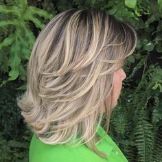 Mid-Length Feathered Ash Blonde Hairstyle Popelavá Blond, Shoulder Length Hairdos, Mid Length Layered Haircuts, Medium Layered Haircuts, Short Layered Haircuts, Layered Haircut, Long Blonde, Mid Length Hair