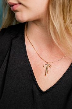 Ribbon bow on a gold box chain.

Metal: 14kt gold-filled pendant, 14kt gold-filled chain
Size: 1" long pendant
Lobster clasp
Available on 16", 18", or 20" chain (18" Fits Most)
Nickel Free Bow Necklace, Gold Box, Gold Ribbons, Holiday Jewelry, Long Pendant, Ribbon Bow, Gold Filled Chain, Box Chain, 14kt Gold