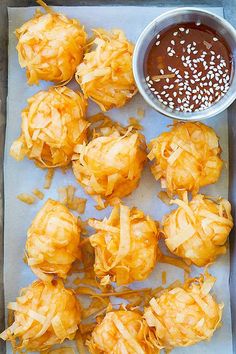 some kind of food that is on a tray with dipping sauce in the bowl next to it