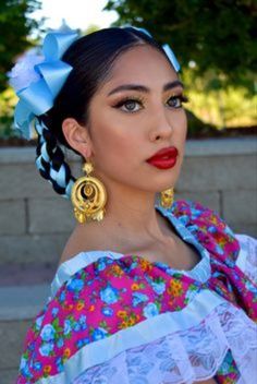 Traditional Mexican Hairstyles, Latina Braids, Hispanic Hairstyles, Mexican Makeup, Folklorico Dresses, Crown Braids, Braided Buns, Traditional Mexican Dress