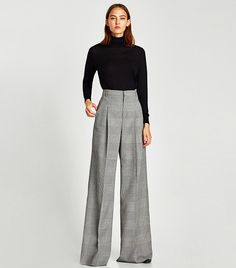 Find out which Zara items Spanish girls can't stop wearing this fall, and shop them all for yourself. Wide Leg Pant Outfit, Stripe Pants Outfit, Grey Outfits, Woman Trousers, Thai Silk Dresses, Wide Leg Linen Trousers, Zara Trousers, Casual Professional, Grey Trousers