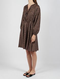 100% Silk Elegant Gucci Long Sleeve Dresses, Elegant Long Sleeve Gucci Dresses, Gucci Long Sleeve Formal Dress, Spring Gucci Long Sleeve Dresses, Chic Knee-length Gucci Dresses, Gucci Knee-length Dress For Spring, Chic Gucci Midi Dress, Chic Gucci Midi Dress For Formal Occasions, Gucci Midi-length Formal Dress