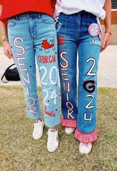 Senior uga jeans cute!! Painted Football Jeans, Decorated Jeans School Spirit, Spirit Week Jeans, Homecoming Painted Jeans, Patchwork Jeans Diy, Hoco Pants, College Jeans