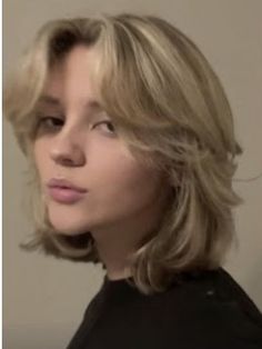 Half Up Half Down Styles, Down Styles, Shortish Hair, Short Grunge Hair, Short Hair Tomboy, Hair Inspiration Short, Haircuts For Wavy Hair, Vegan Hair, Shot Hair Styles