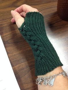 Fingerless Gloves Crochet Pattern, Glove Pattern, Cable Knitting Patterns, Easy Knitting Projects, Fingerless Mitts, Crochet Fingerless Gloves, Crochet Mittens, Crochet Gloves