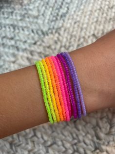 Neon Beaded Bracelet, Summer Bracelets Ideas, Bracket Ideas, Neon Jewelry, Beaded Diy, Neon Bracelets, Neon Summer, Preppy Bracelets, Homemade Bracelets