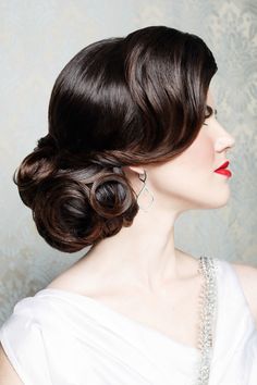 Dark hair, curls, wedding hair, low side chignon. By Vivian Makeup Artist. Vintage Wedding Hairstyles, Side Chignon, Sanggul Modern, Vintage Bridal Hair, Vintage Updo, Wedding Hair Side, Sleek Updo, Vintage Wedding Hair, Gatsby Style